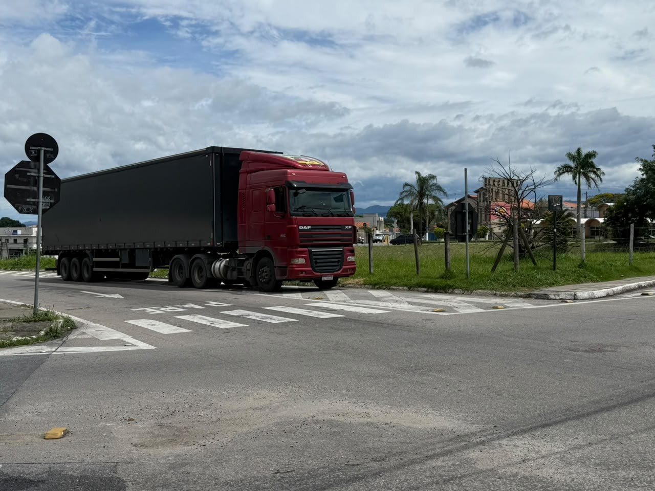 VÍDEO: Idoso morre atropelado por caminhão ao atravessar na faixa de pedestres em Caçapava, SP