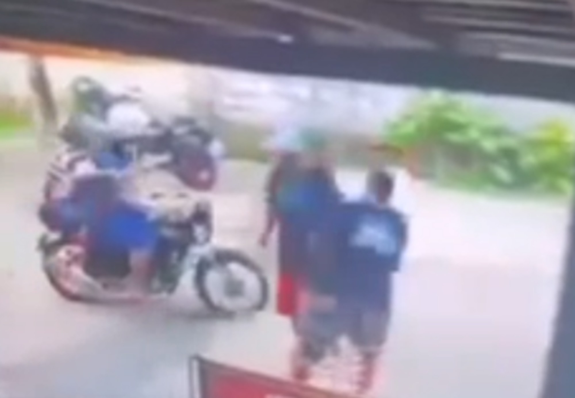 Tiroteio deixa dois mortos e dois feridos; vídeo mostra mulher agarrando arma para tentar evitar crime