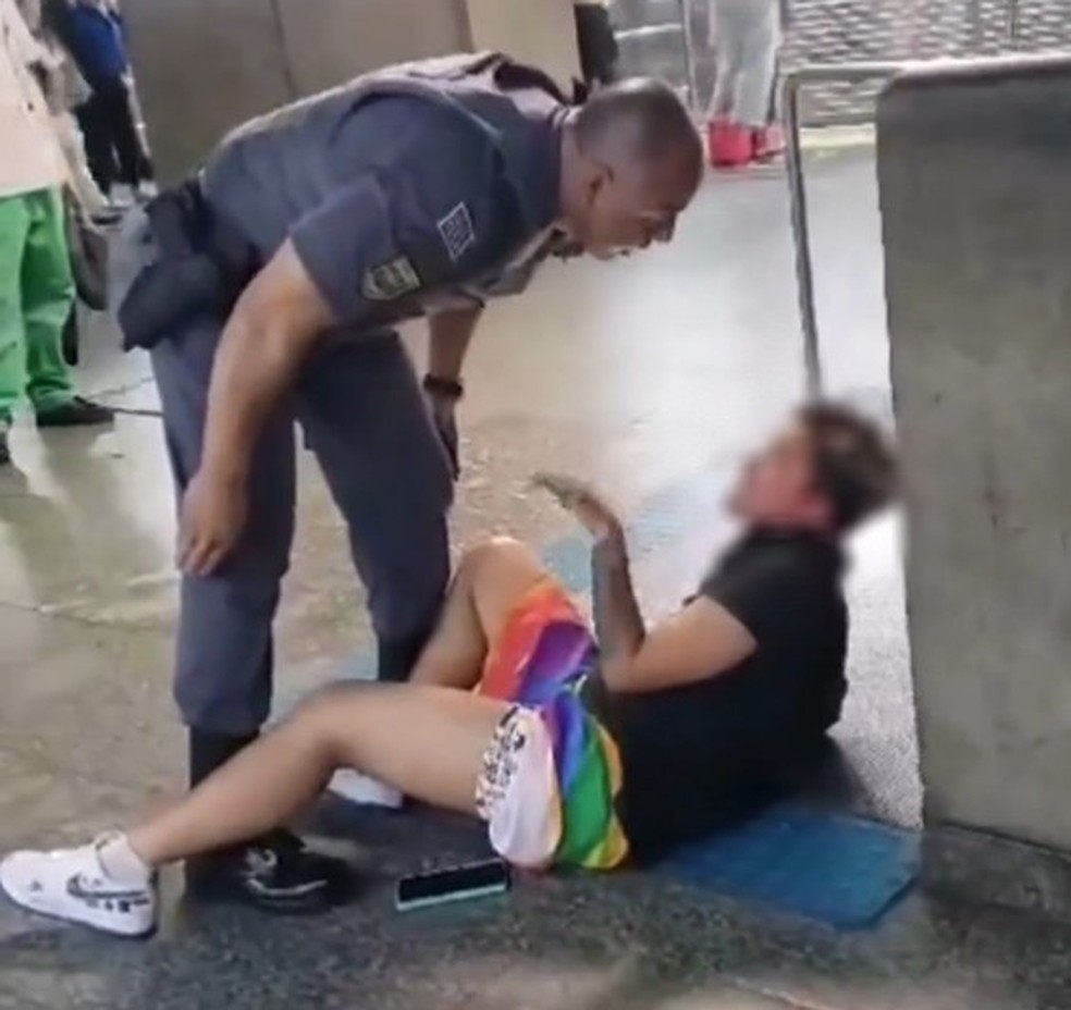 Mulher é agredida por policial militar no Metrô de SP — Foto: Reprodução/Redes sociais