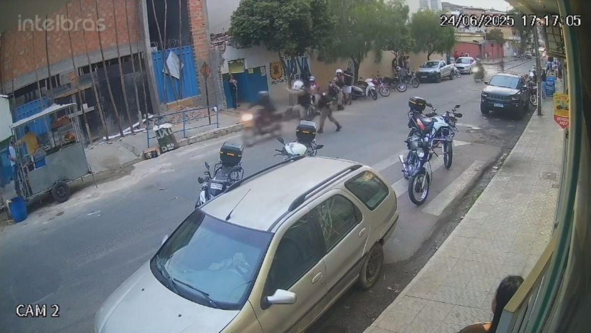 VÍDEO: Motociclista sem habilitação joga moto contra policiais para fugir de blitz e acaba preso em MG