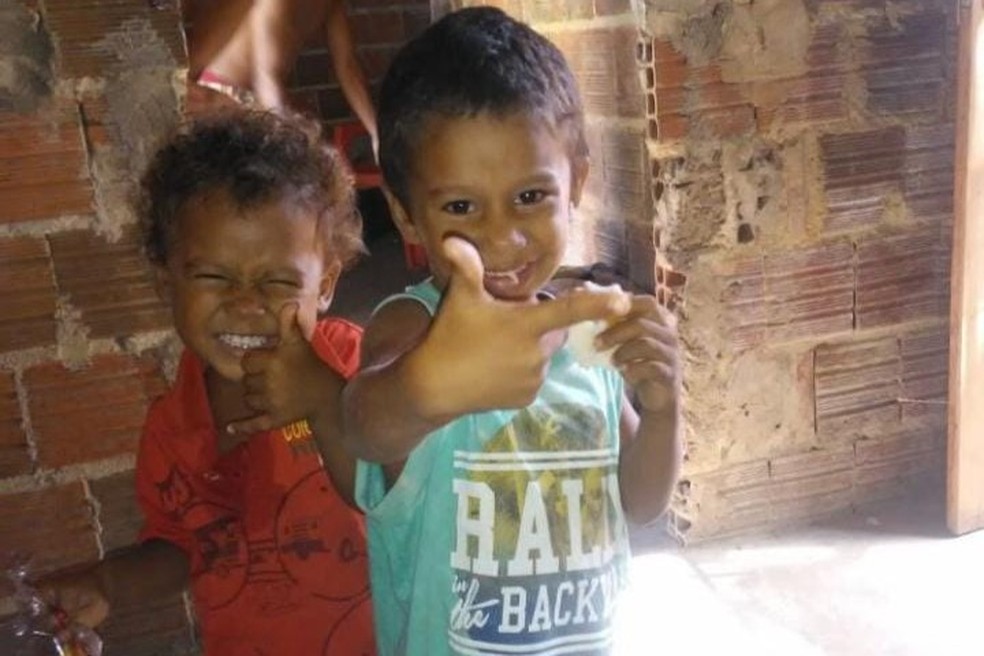 Ulisses Gabriel e João Miguel, mais novos na foto, foram envenenados com cajus — Foto: Arquivo pessoal