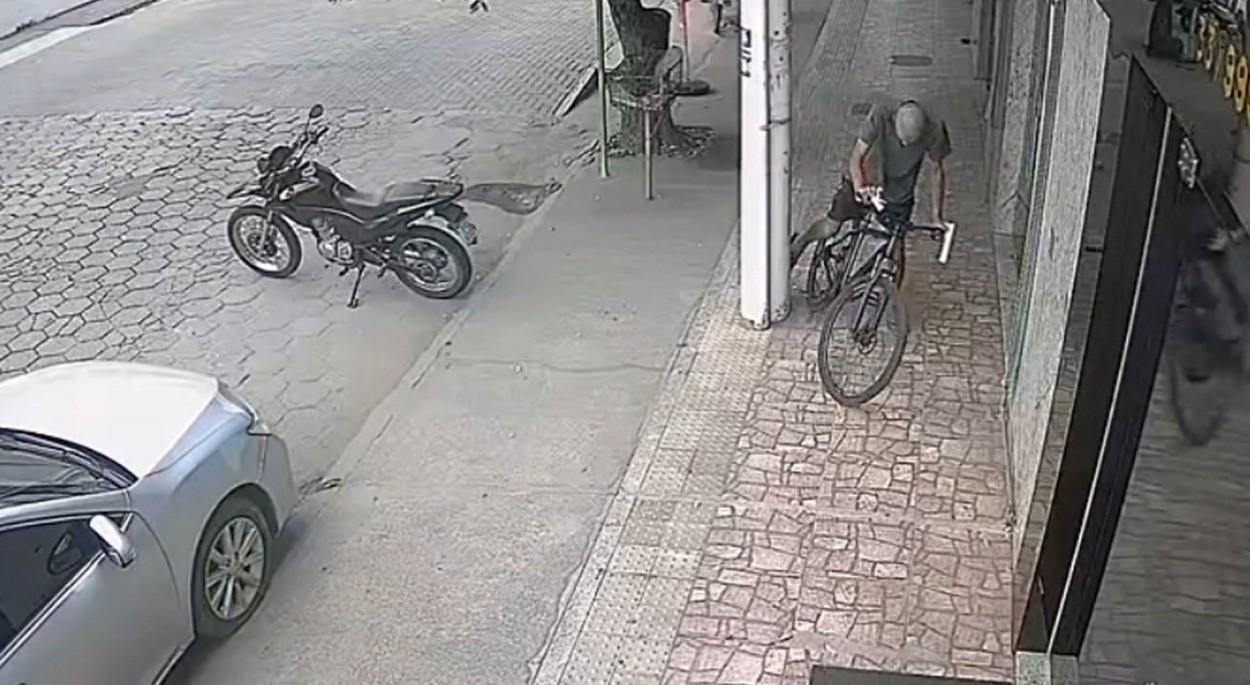 Sete minutos após sair de presídio de Aimorés, homem furta bicicleta para voltar para casa, em Resplendor