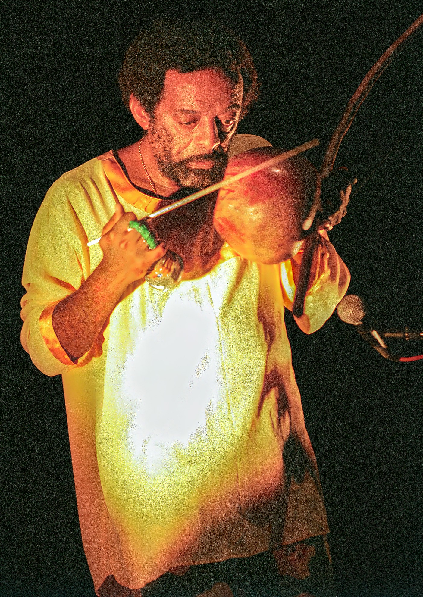 Som de Naná Vasconcelos ecoa em mostra que expõe o berimbau e o vasto mundo musical do percussionista