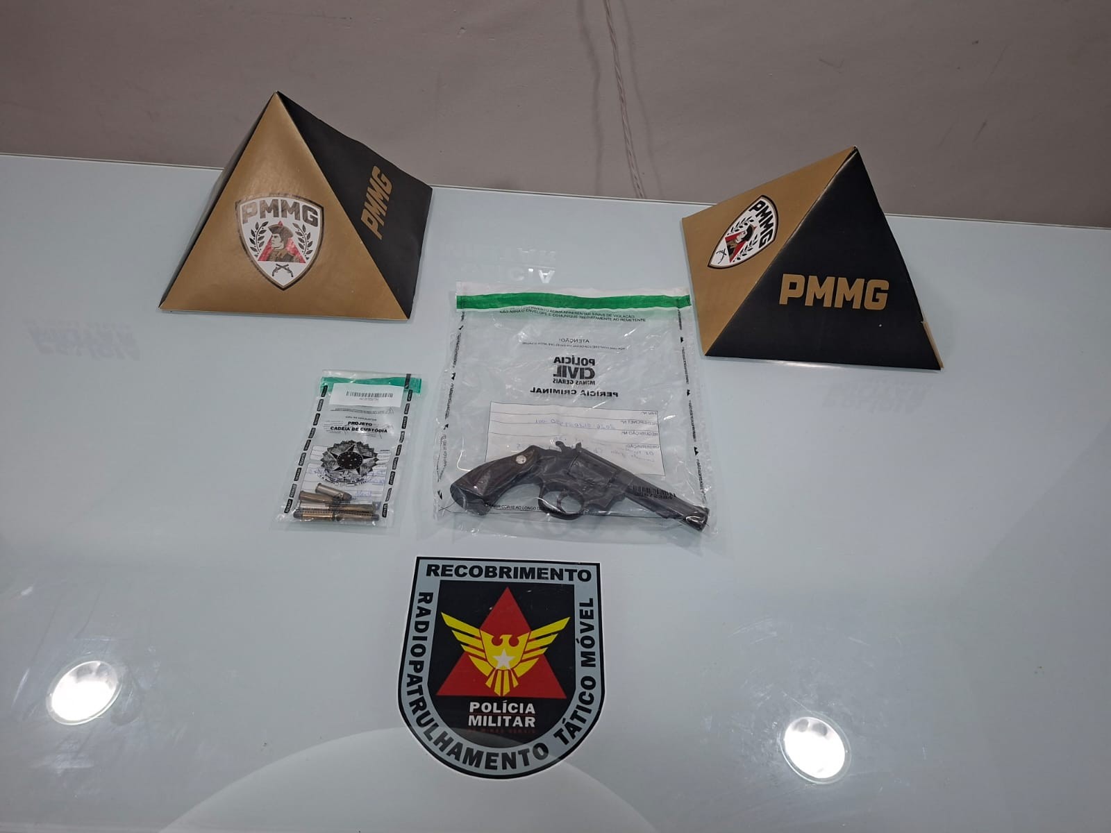 Dois homens são presos com arma um dia após deixarem o presídio em Governador Valadares