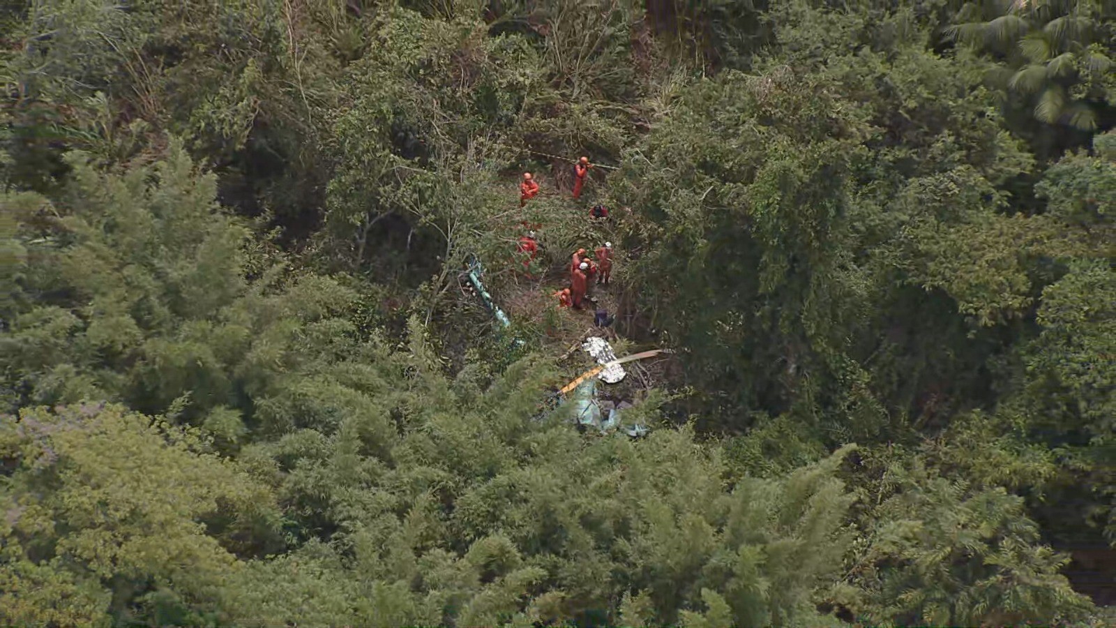 Três pessoas morrem em queda de helicóptero em Guaratiba, Zona Oeste do Rio