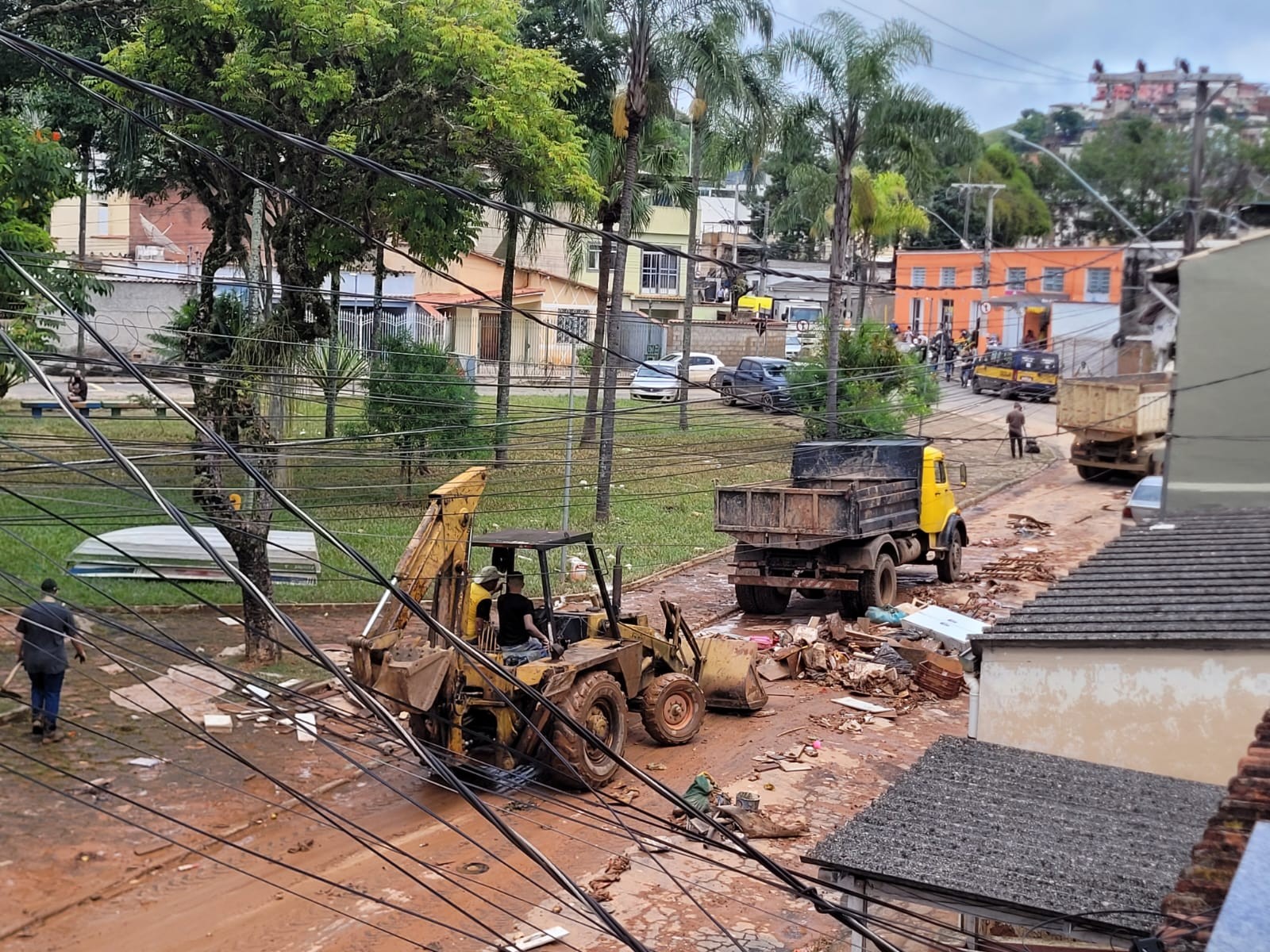 Auxílio de R$ 7,3 mil já está disponível para moradores atingidos pelas chuvas em Juiz de Fora; veja como