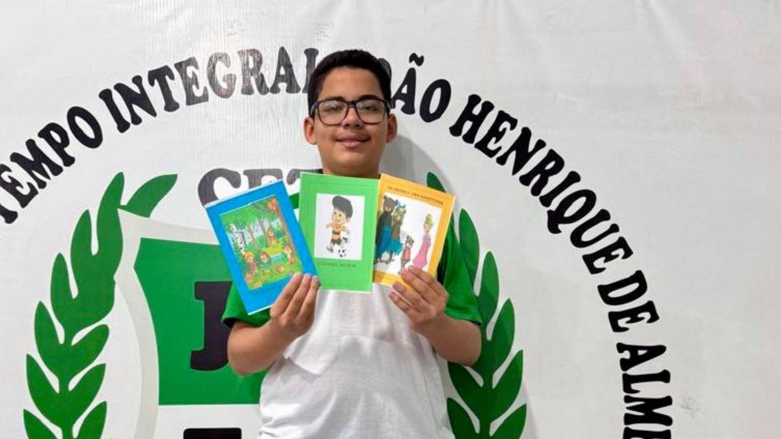 Estudante de 15 anos escreve três livros, imprime exemplares e distribui em escola: 'procuro incentivar'