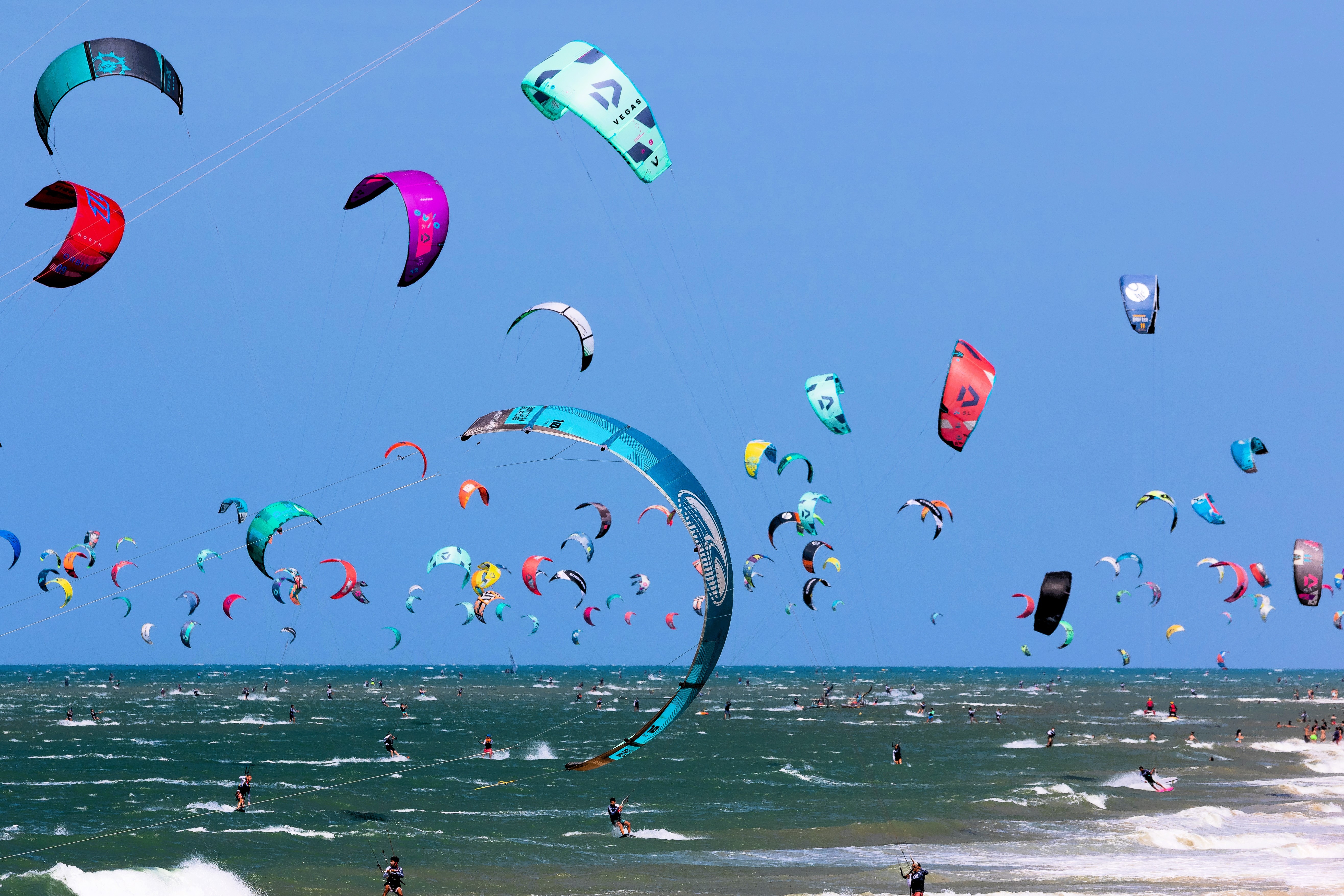 Turismo dos ventos: entenda como o kitesurf movimenta a economia e muda o litoral do Ceará