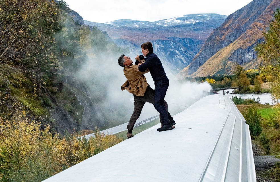 Esai Morales e Tom Cruise em cena de 'Missão: Impossível - Acerto de contas Parte 1' — Foto: Divulgação