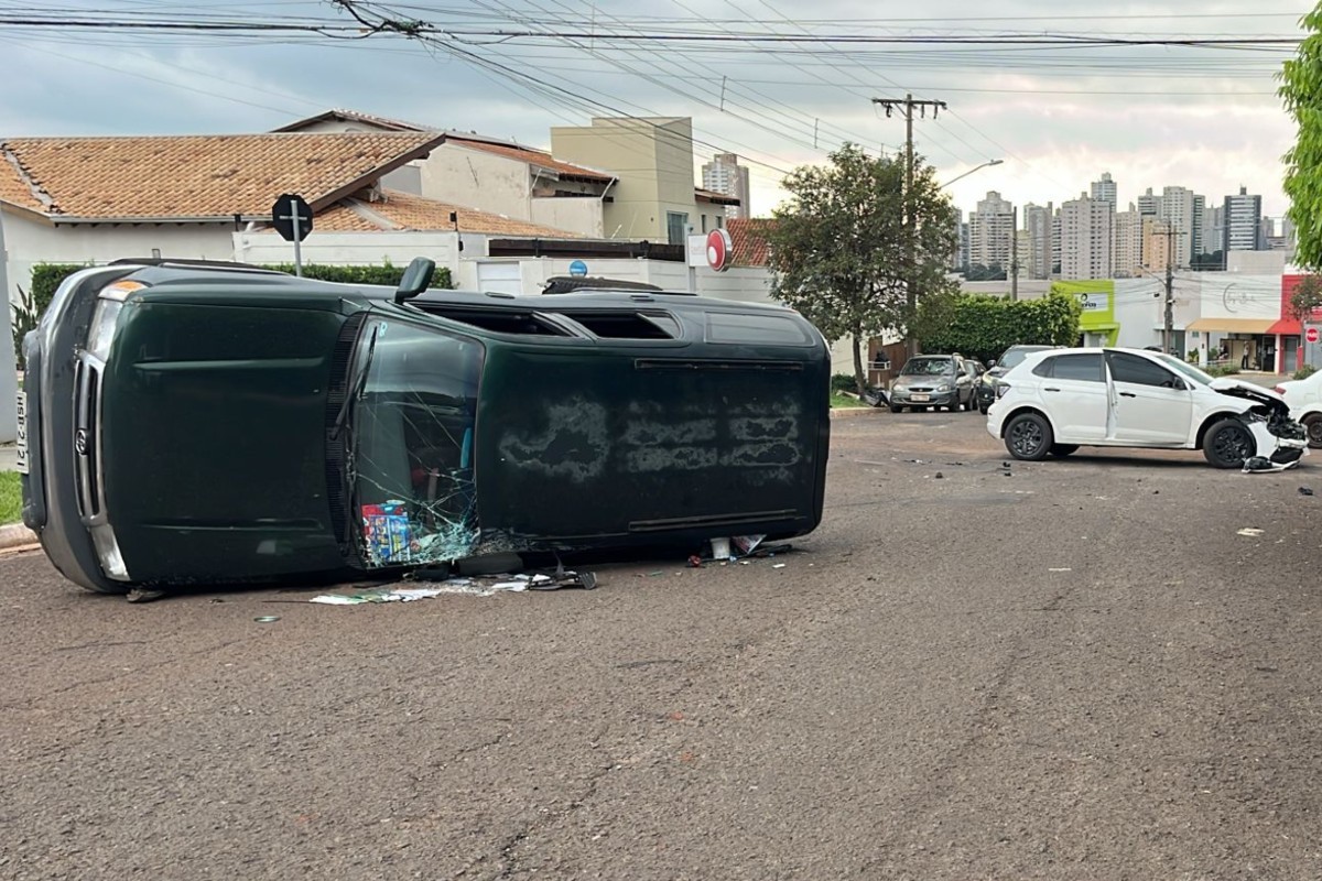 SUV capota após carro furar pare em cruzamento de Campo Grande; veja vídeo