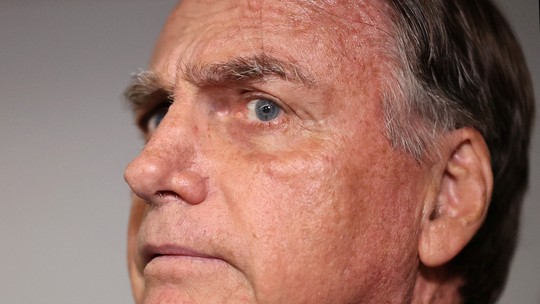 Prisão domiciliar de Bolsonaro: nas redes, 53% são a favor e 47% são contra, aponta Quaest - Percentuais indicam leve maioria das postagens favoráveis à prisão domiciliar do ex-presidente, segundo a consultoria. Repercussão foi menor que a da operação da Polícia Federal em julho, quando Bolsonaro colocou a tornozeleira eletrônica.