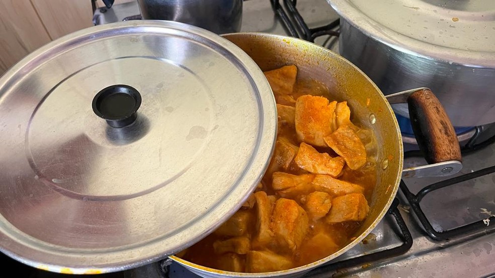 Carne de jacaré sendo cozida ao molho de tucumã — Foto: Emily Costa/g1 RO