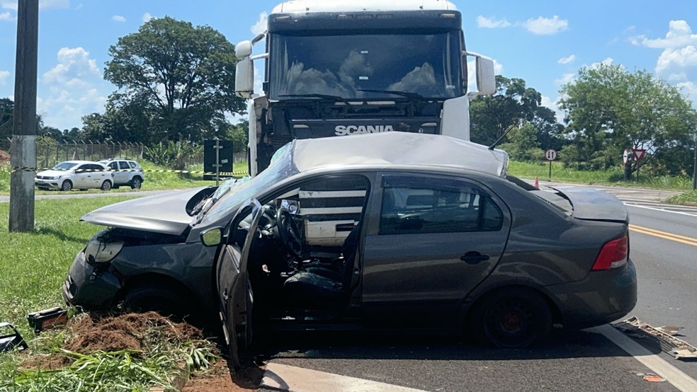 Acidente envolveu carreta e carro em Martinópolis (SP) — Foto: Paula Sieplin/TV Fronteira