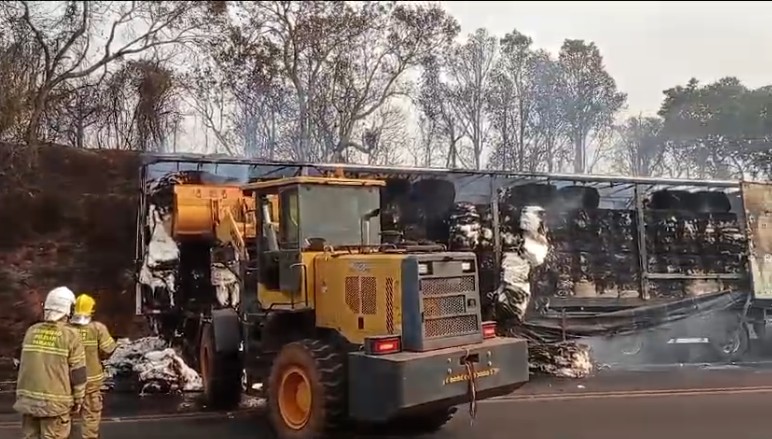 VÍDEO: Caminhão carregado com pluma de algodão pega fogo ao passar por incêndio no Paraná 