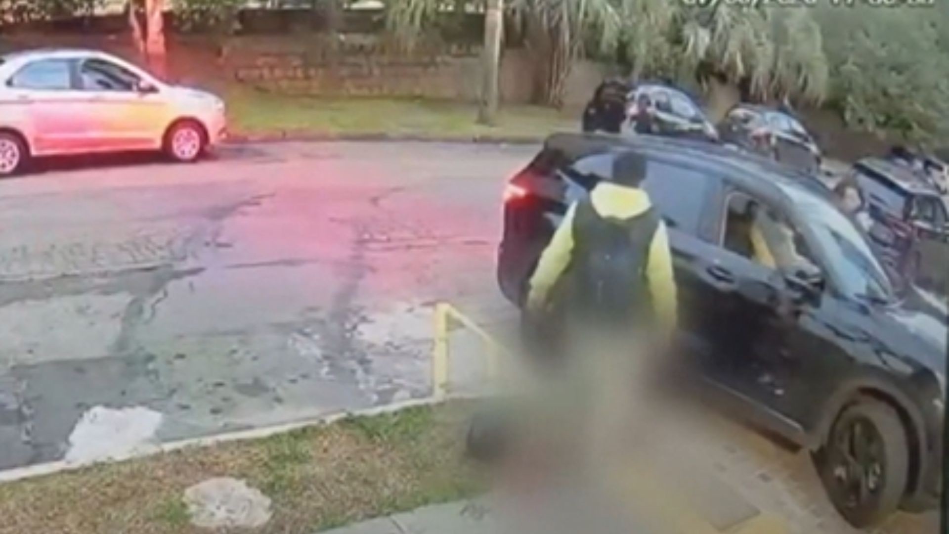 EXCLUSIVO: Vídeo mostra fuga de criminosos após assalto a revenda de carros no RS