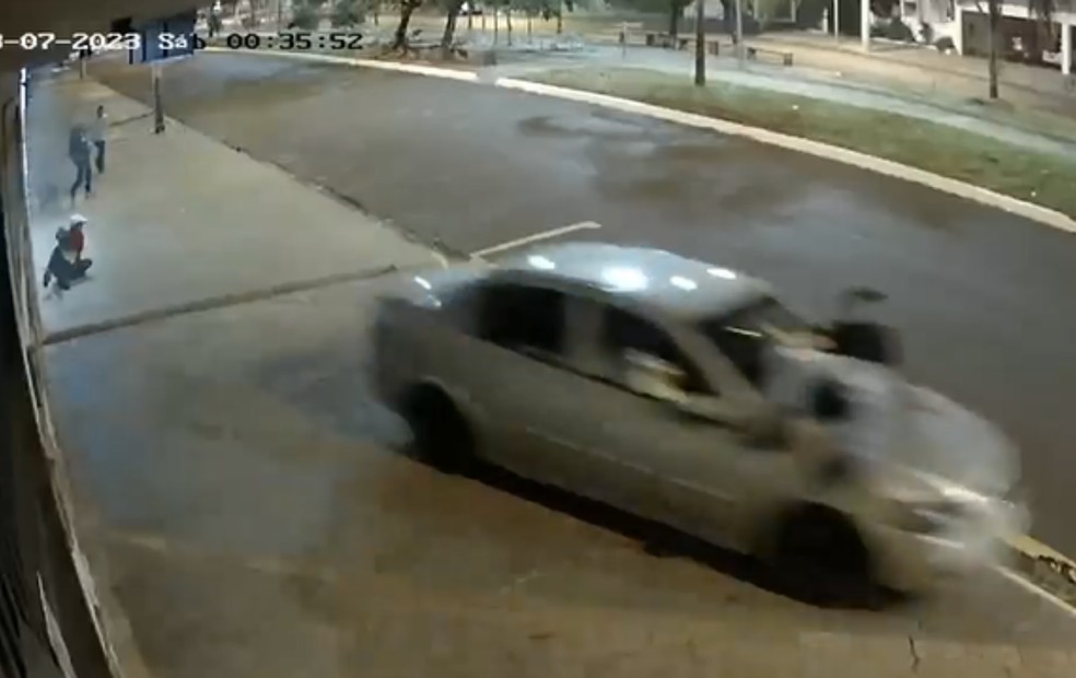 Adolescente atropelado por carro chegou a ser arrastado sobre o capô, em Ibitinga (SP) — Foto: Reprodução/Câmera de segurança