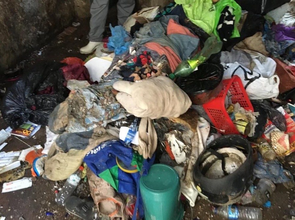 Limpeza em esgoto revela 20 ton de lixo e 1 rato de pelúcia gigante - Fotos  - R7 Hora 7
