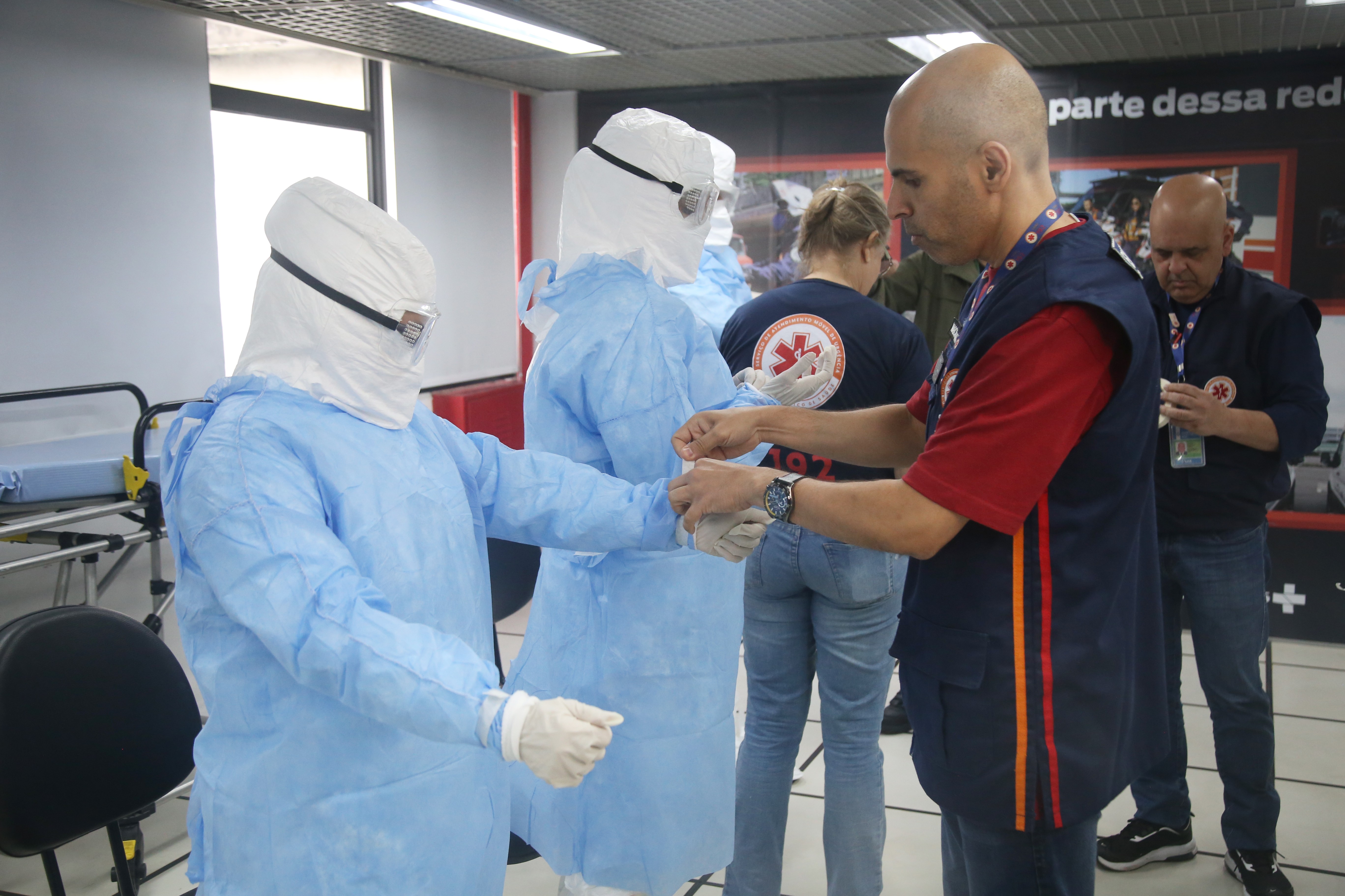 Samu do RJ treina equipes para transportar pacientes com suspeita de ebola 