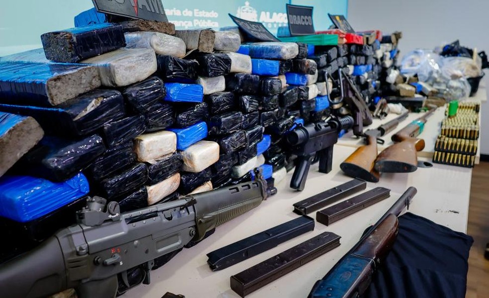 Armas, drogas e munições apreendidas em megaoperação da SSP em Maceió, AL — Foto: Thiago Sampaio / Agência Alagoas