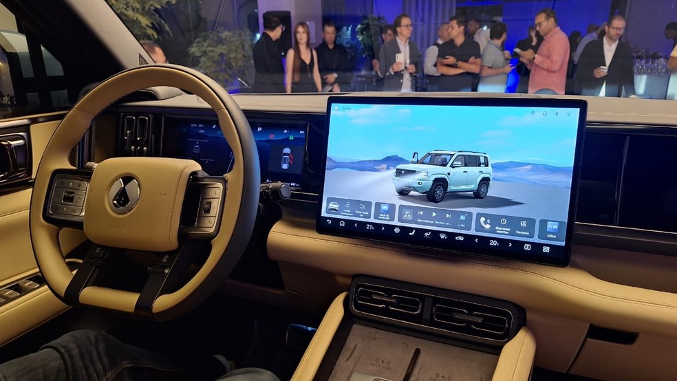 Denza B5 tem três telas na cabine — Foto: Vinicius Montoia | g1