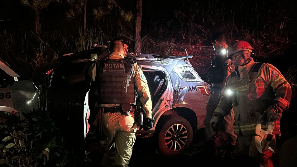 Policial perde controle de viatura, atravessa pista e capota em barranco no Paraná — Foto: PM
