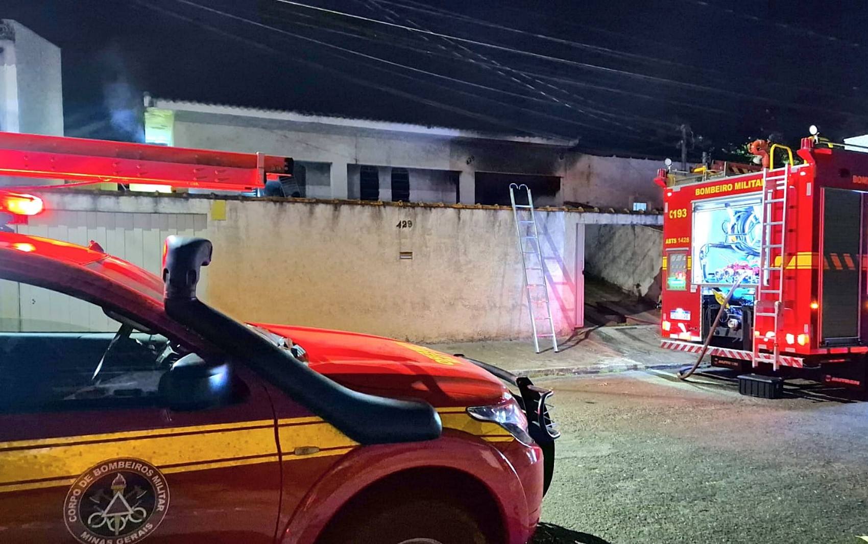 Corpo de cadeirante é encontrado com sinais de violência dentro de casa incendiada em Alfenas, MG