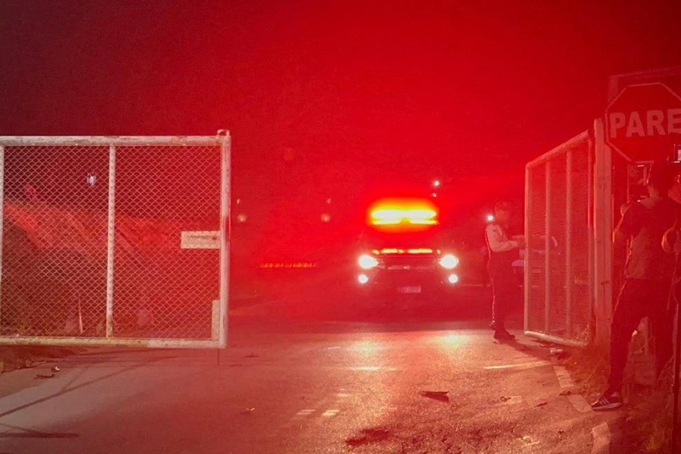 Viatura deixa Unidade Prisional da Polícia Militar do Amazonas durante motim de detentos. — Foto: Patrick Marques/g1 AM