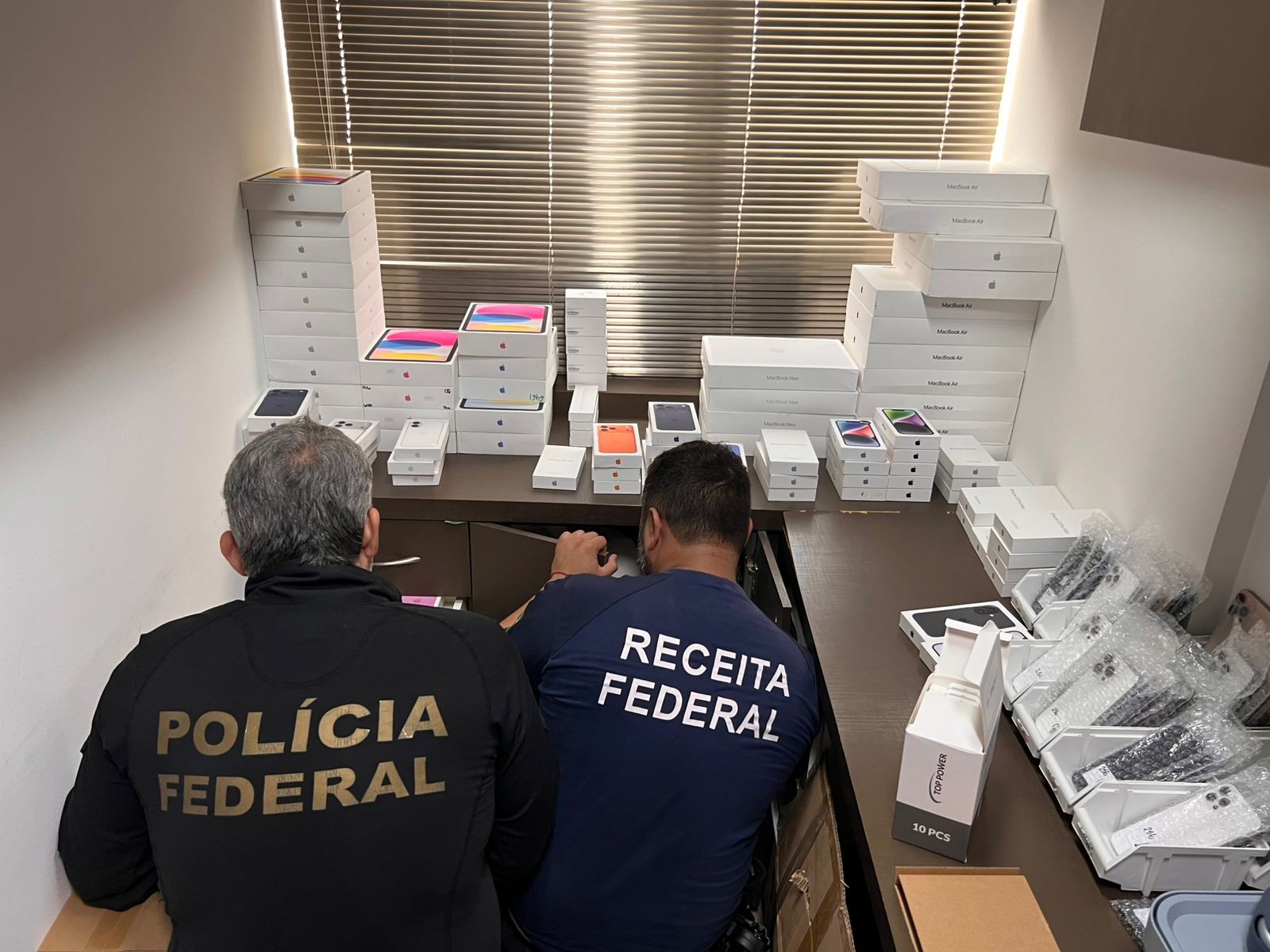 PF apreende celulares, tablets e produtos terapêuticos durante operação contra venda ilegal em Natal