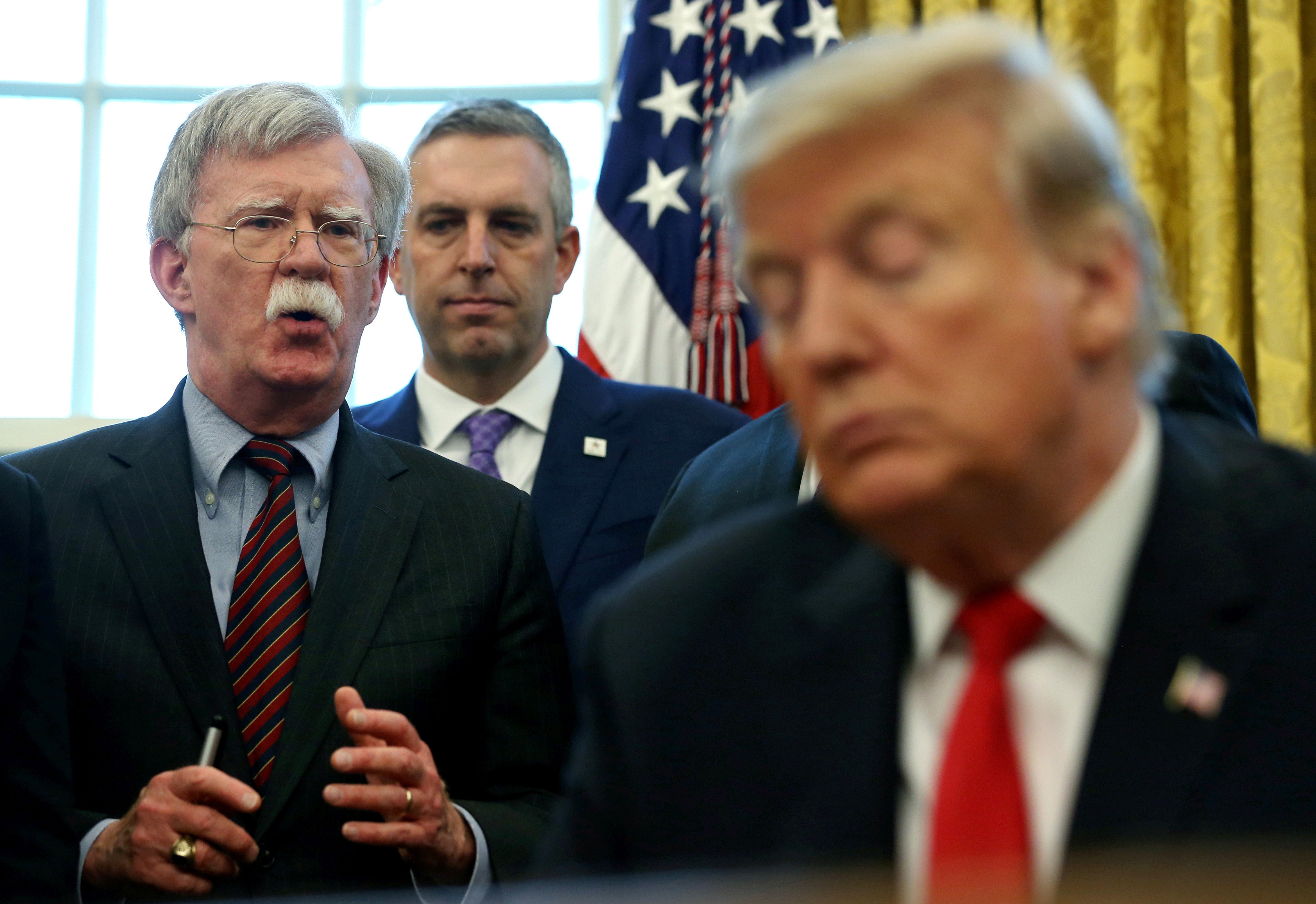 Ex-conselheiro de Trump é acusado de uso indevido de informações secretas pela Justiça dos EUA