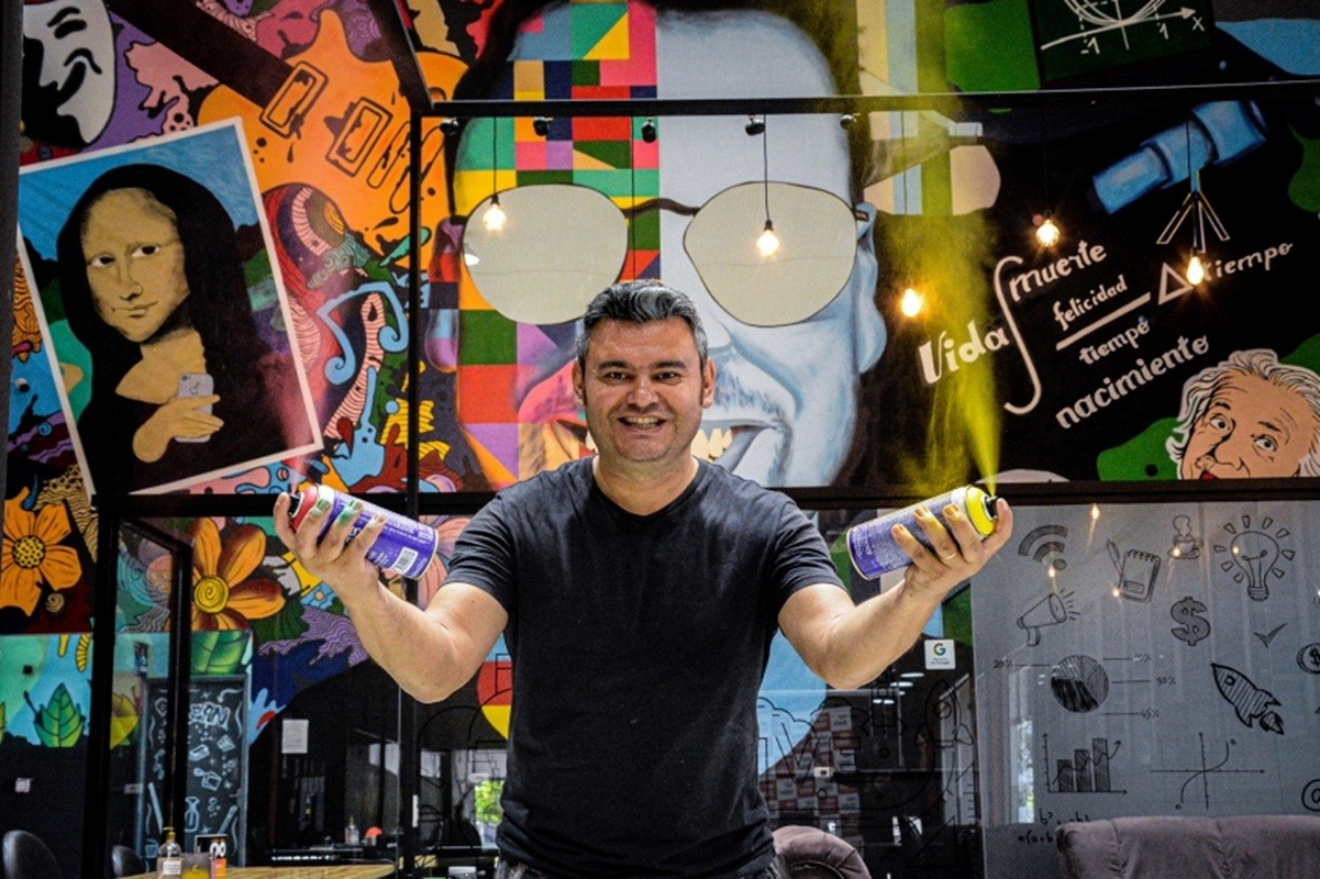 Professor que já foi preso três vezes transforma vida com arte e leva obras ao exterior: ‘Reescrevi minha história’