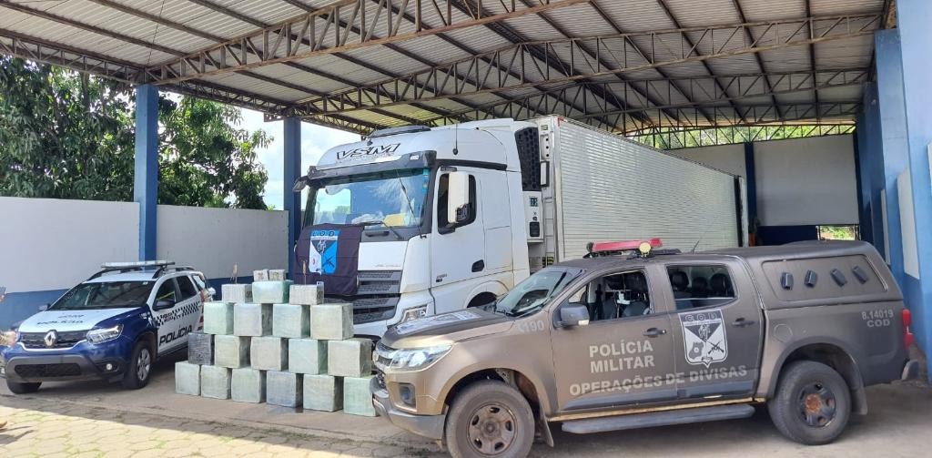 Caminhão frigorífico é apreendido com 500 kg de cocaína e casal é preso em MT