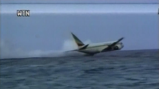 'Sou um homem morto': como piloto do voo Ethiopian 691 desafiou sequestradores e pousou avião sem combustível no mar - Em 23 de novembro de 1996, um Boeing 767 foi sequestrado por criminosos que exigiam ir da África para a Austrália. Pouso dramático em frente à praia foi registrado por banhistas e tornou o caso famoso no mundo todo.