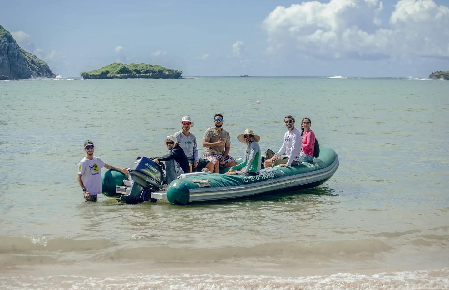 Receptor acústico na Praia do Sueste vai monitorar tubarões em Fernando de Noronha