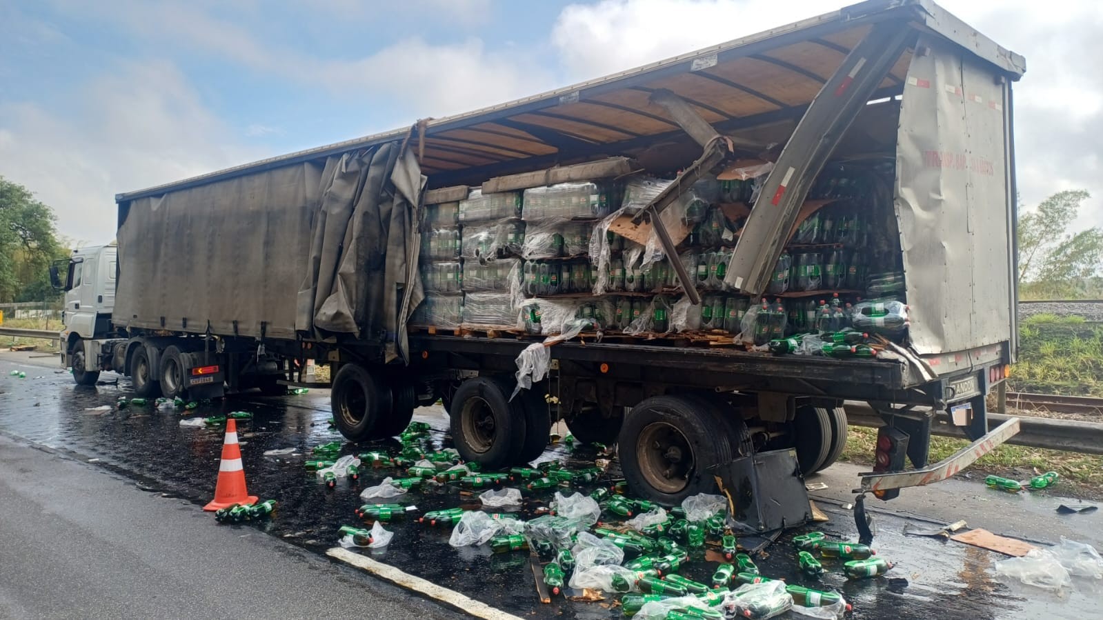 Acidente entre duas carretas deixa uma pessoa ferida na Via Dutra, em Barra Mansa