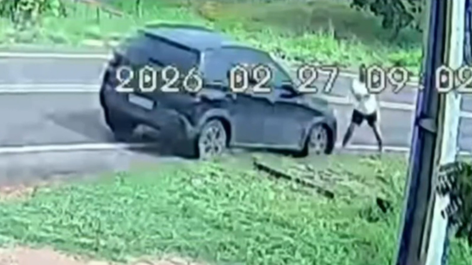 Motorista trafega pelo acostamento e atropela mulher em rodovia no Ceará; imagem é forte