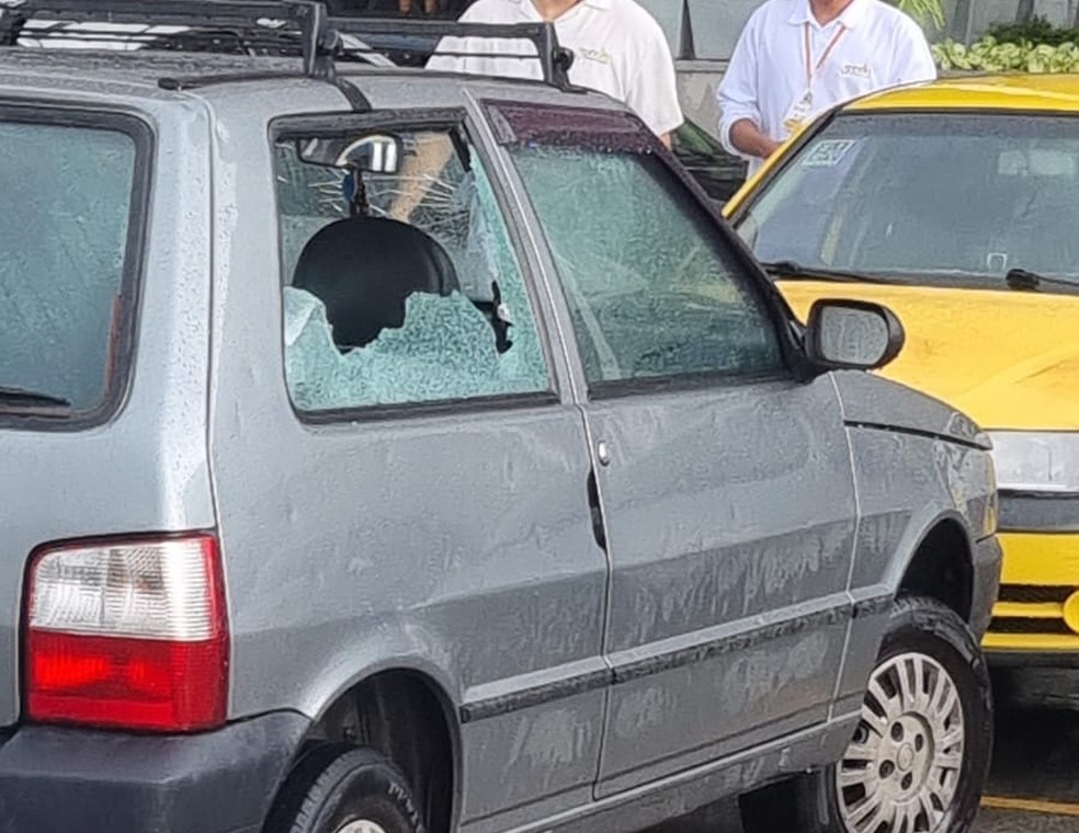 Carro ficou com vidro danificado após chuva com granizo em Cajamar — Foto: Arquivo Pessoal