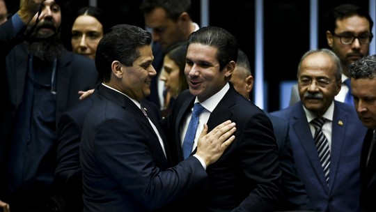 Congresso apresenta proposta que permite uso de emendas para pagamento de salários de profissionais da Saúde - Texto ainda modifica regras e dá mais transparência sobre quais parlamentares solicitaram modificações de indicações.