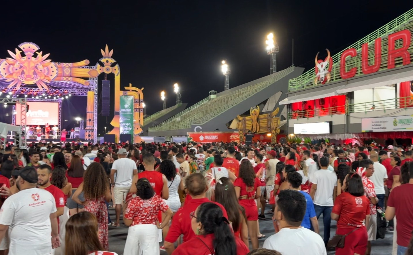 Último curral do Garantido em Manaus reúne torcida vermelha e branca antes da viagem para Parintins