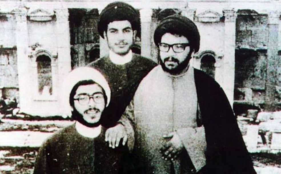 Hassan Nasrallah (centro) encontrou-se com Abbas Mousavi (à direita) durante sua estada em Najaf. — Foto: Fars News via BBC