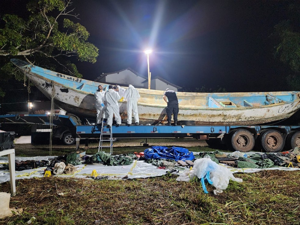 Barco com corpos: papiloscopistas do Núcleo de Identificação da PF trabalham na análise das vítimas e embarcação — Foto: PF/Divulgação