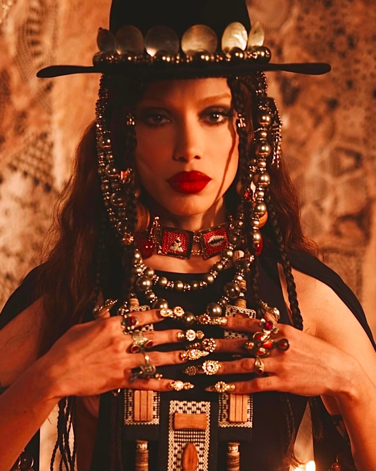 Anitta usa biojóias criadas por artista amazonense em projeto audiovisual de novo álbum