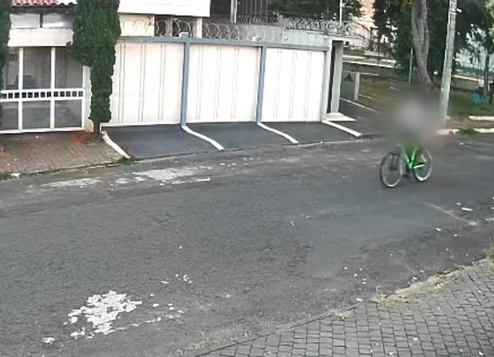 VÍDEO: Homem persegue mulher enquanto se masturba andando de bicicleta em Uberlândia