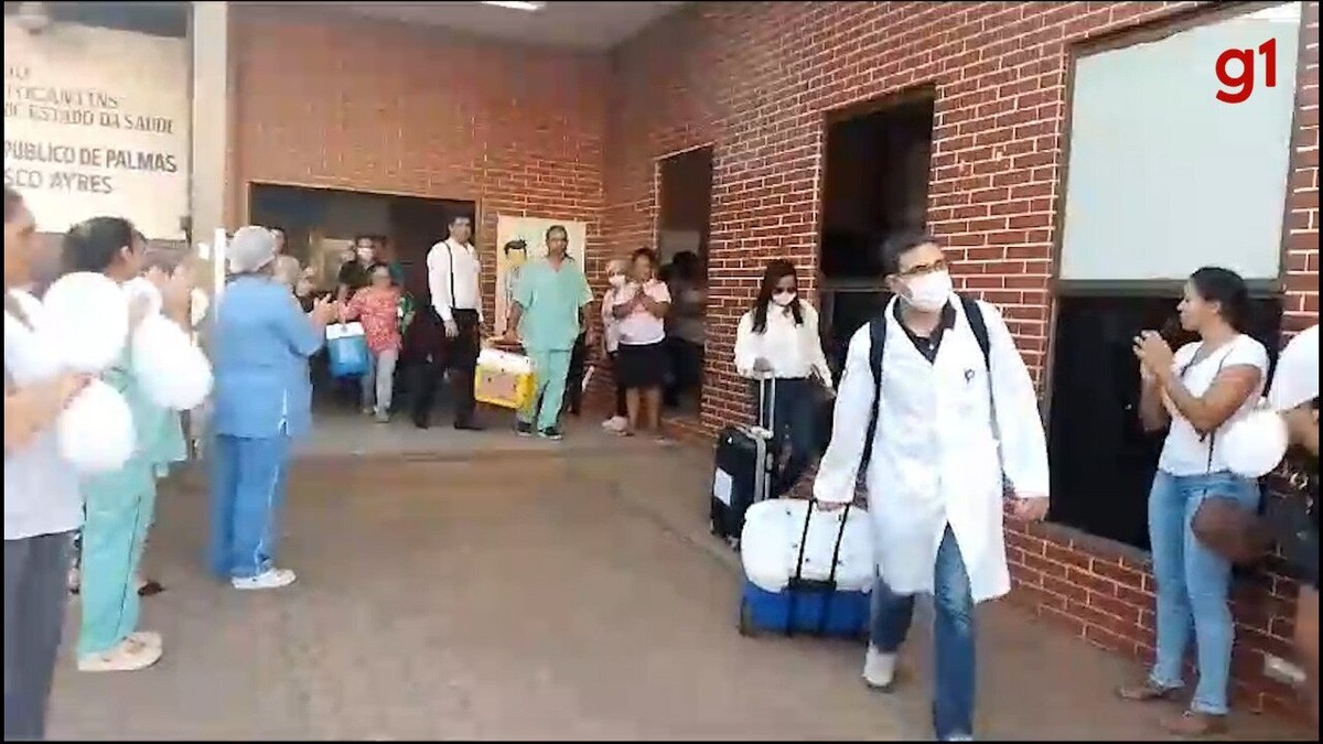 Técnica de enfermagem morre de AVC e colegas fazem corredor de aplausos ...