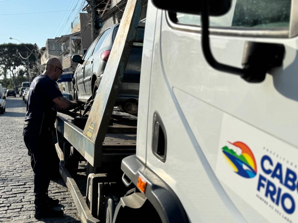 Fiscalização remove veículos abandonados e avança por bairros de Cabo Frio