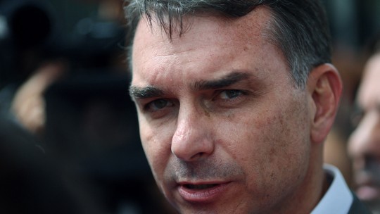 Flávio viajou em 2025 em avião de Vorcaro e de advogado investigado por desvios no INSS