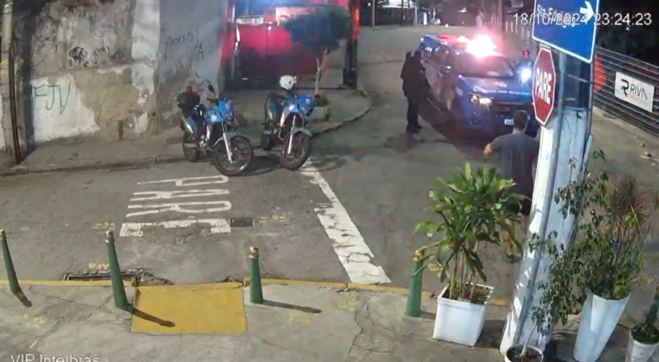 VÍDEO: policial é baleado na cabeça por homens de moto que furaram blitz em São Cristóvão