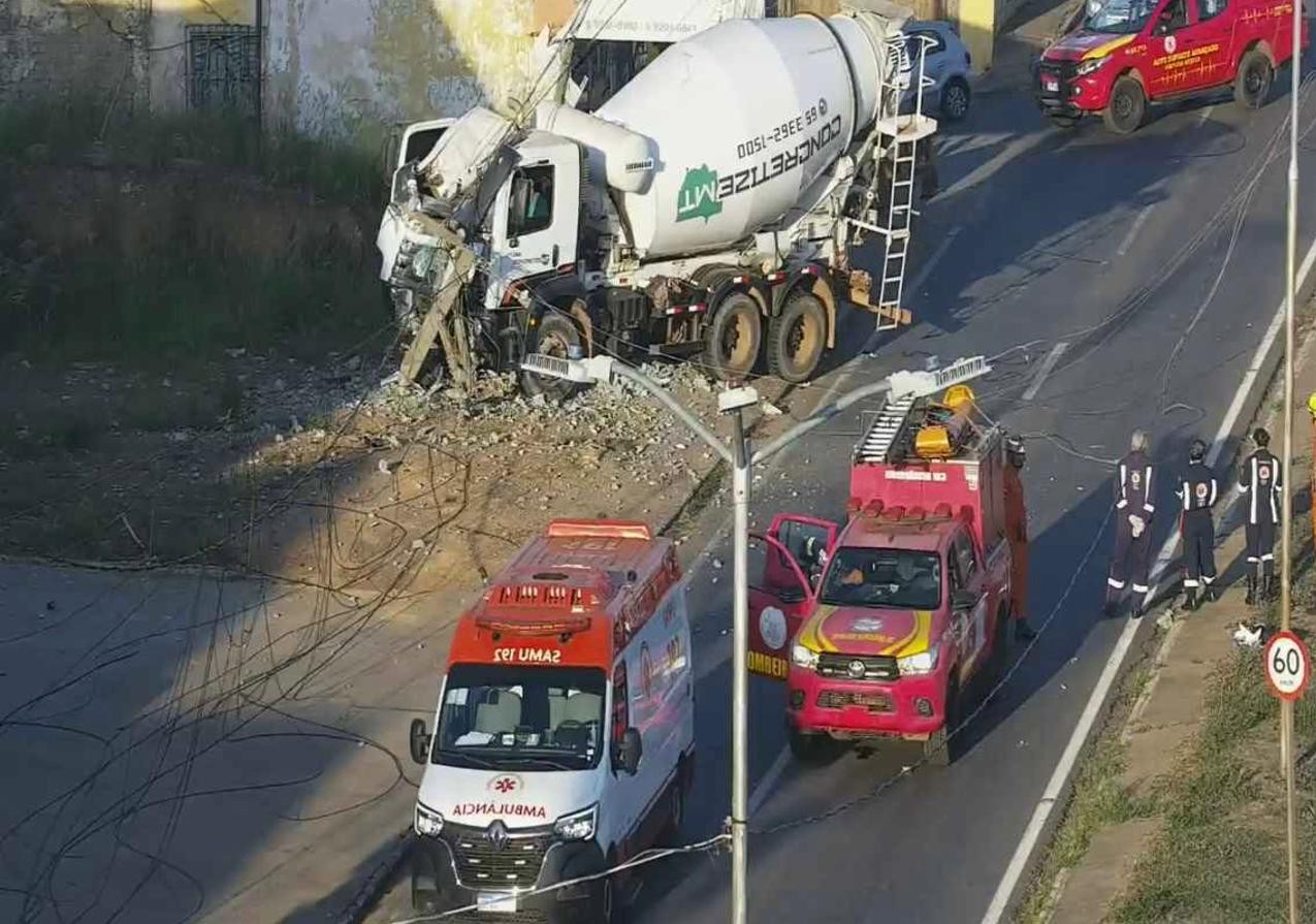 Caminhão betoneira atinge poste, deixa semáforos apagados e interdita avenida em Várzea Grande (MT)