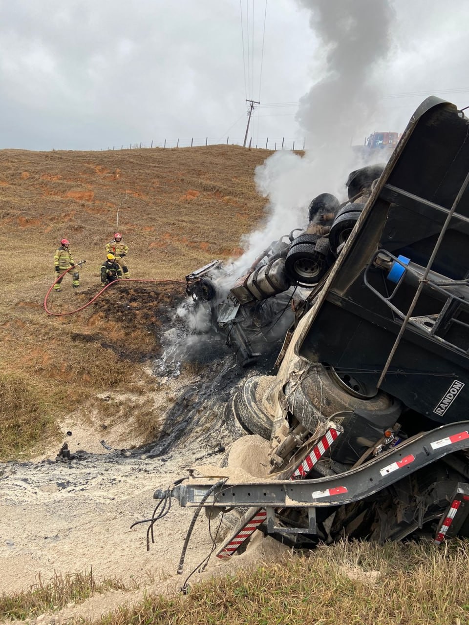 VÍDEO: Motorista pula de carreta antes dela capotar e pegar fogo na BR-116