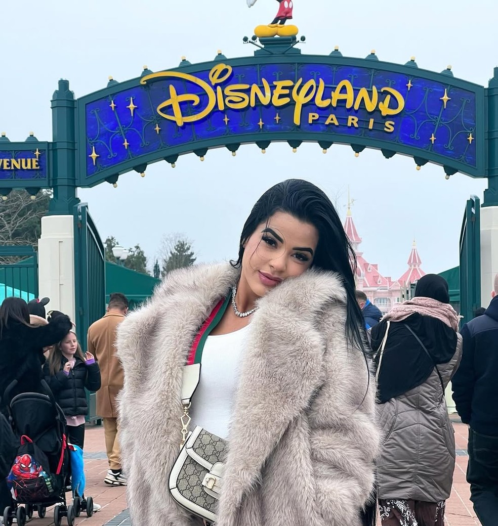 Nas redes sociais, Emilly ostenta uma vida de luxo para os mais de 90 mil seguidores — Foto: Reprodução