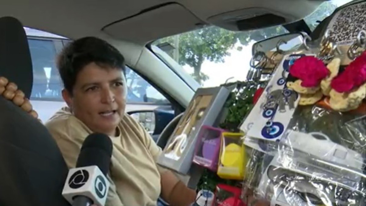 Motorista por aplicativo monta loja dentro de carro para aumentar renda: 'Tive que bolar uma ideia'